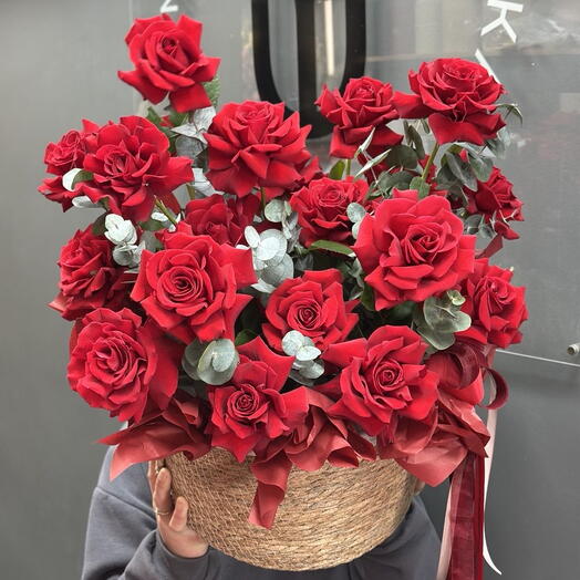 Корзина с красными розами