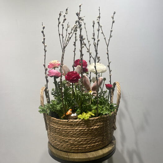 Пасхальная композиция с ранункулюсами