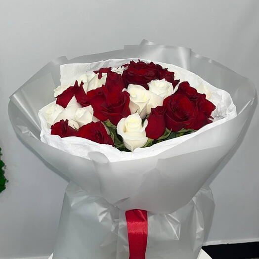 Букет из 29 белых и красных роз