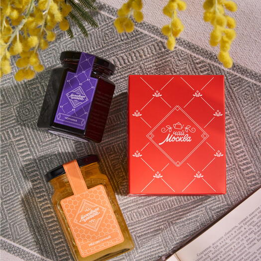 Набор с чаем в пирамидках, вареньем из черники и цветочным медом в подарочном пакете