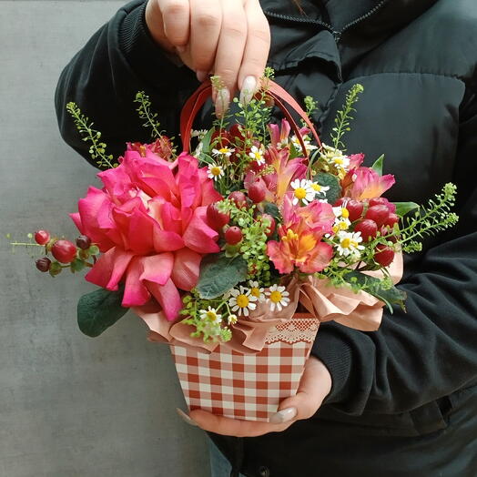 Цветочная сумочка «Ягодный джем»: сочный микс с французскими розами и танацетумом 🍓👜