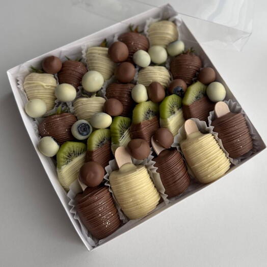 Микс банана, клубники, киви, голубики в белом и молочном шоколаде