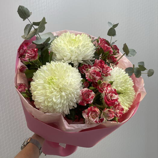 Букет из одноголовых хризантем, кустовых роз и эвкалипта