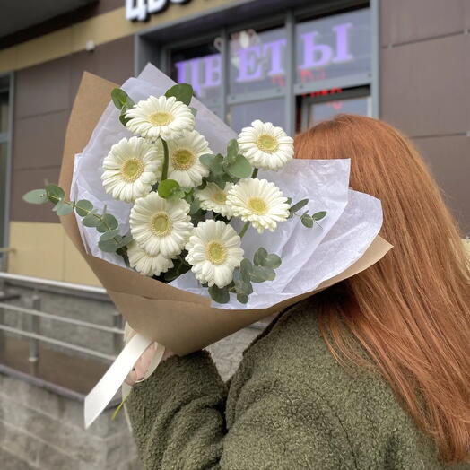 Букет из белых Гербер в крафте