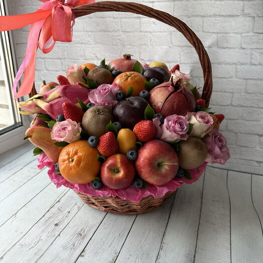 Фруктовая корзина с розами