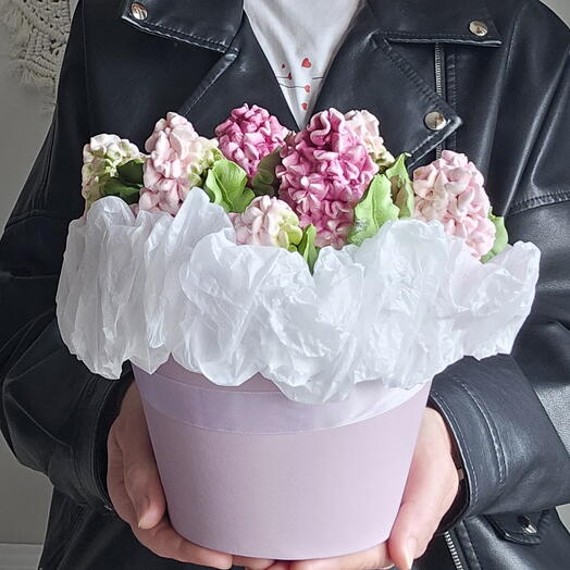 Букет сирени в корзине