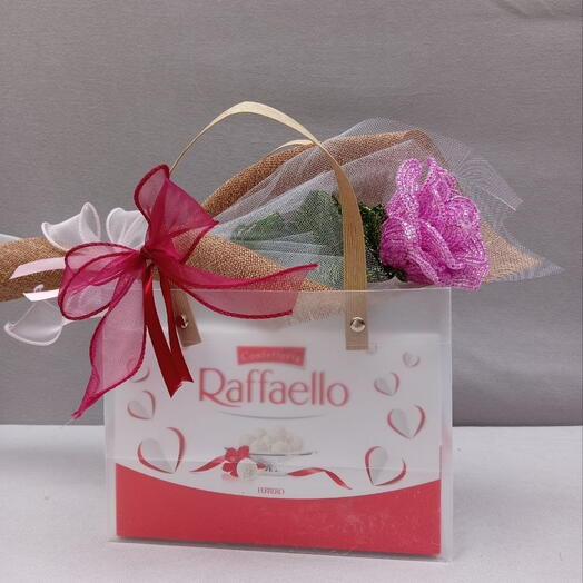 Подарочный набор с розой из бисера ручной работы и Raffaello в сумке
