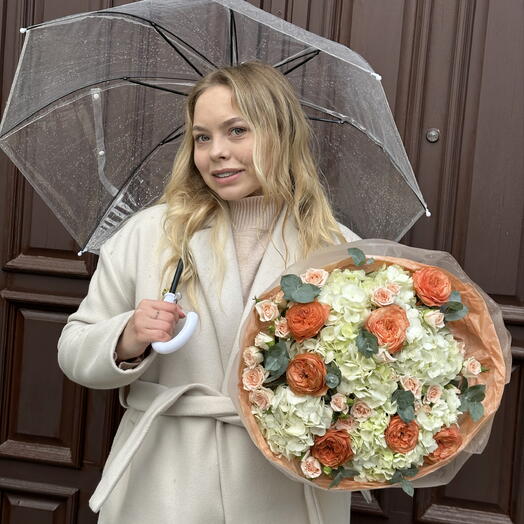 Букет из гортензия и роз