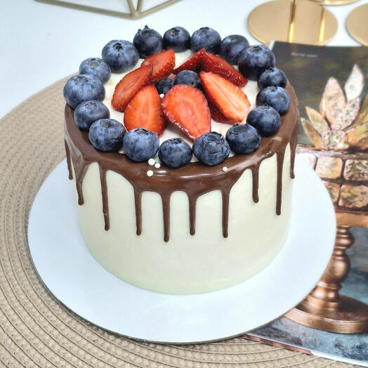 Cake with berries and chocolate streaks