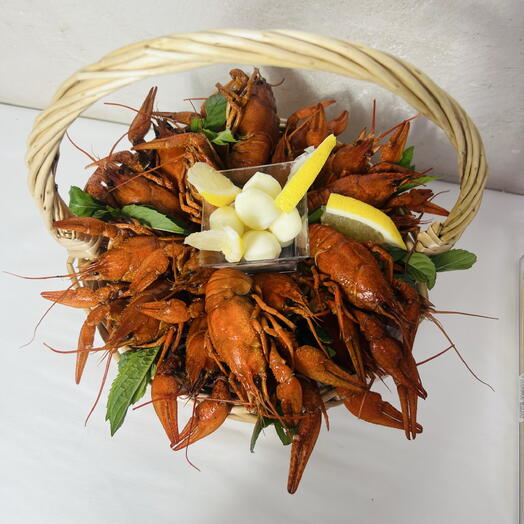 Корзина с раками и сыром