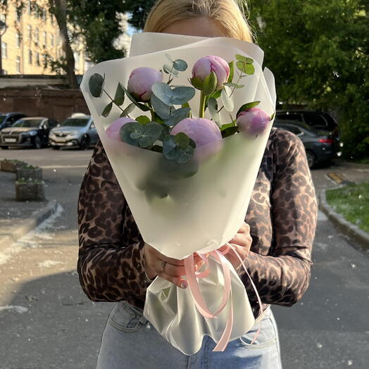 Букет пионов Сара Бернар с эвкалиптом