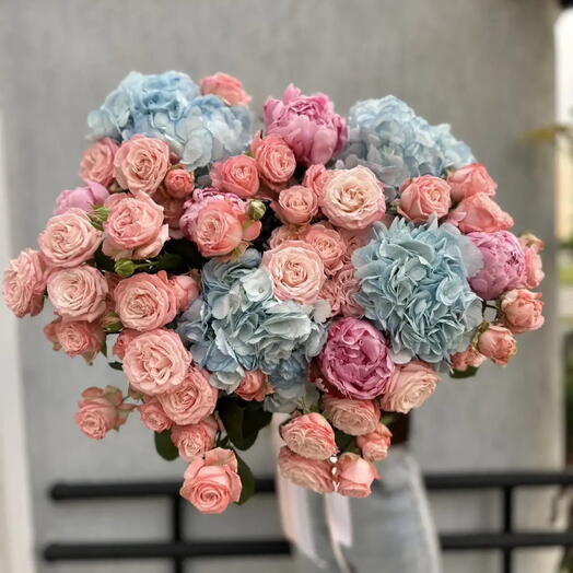 Гортензия с кустовыми розами и пионами💗