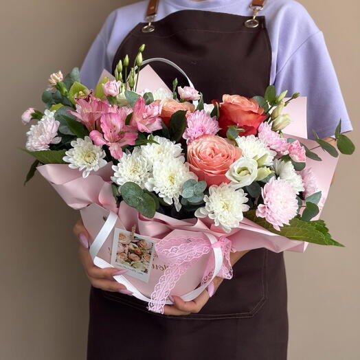Композиция из роз, альстромерии, орхидеи, кустовых диантусов, эустомы, эвкалипта и открытки