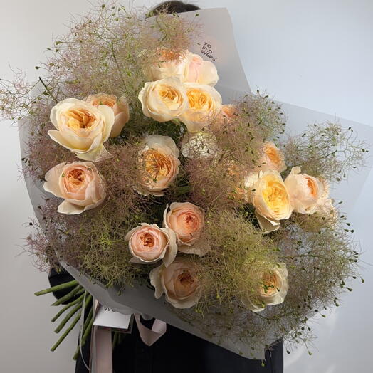 Авторский букет от шеф-флориста XOFLOWERS с пионовидными розами и котинусом