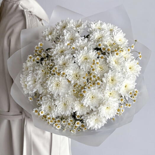 Букет с хризантемами (7 веток) и кустовыми ромашками (5 веток) от XOFLOWERS