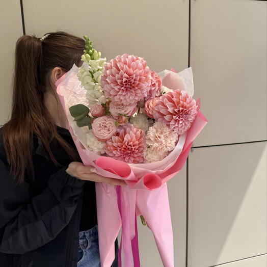 Букет из сезонных георгин