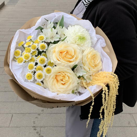 Букет из кремовых роз с ромашками сантини и альстромерией