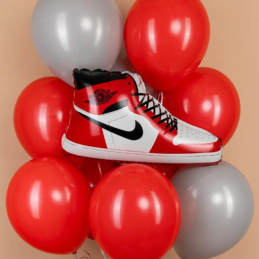 Набор шаров с гелием композиция с красно-белыми кедами Nike в фонтане красных и серых шаров - 11 шт