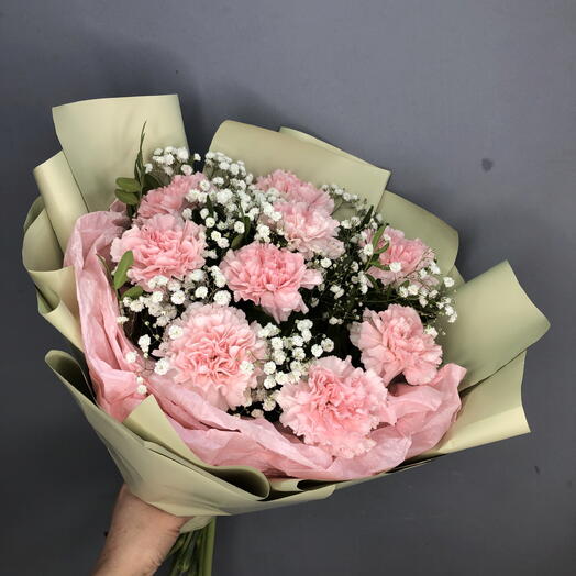 Нежный букет диантусов с гипсофилой в оливковой упаковке☘️🌸