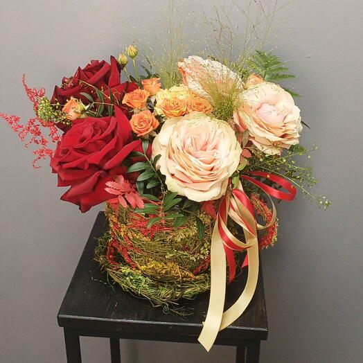 Пионовидные и французские розы в композиции " Алый закат"