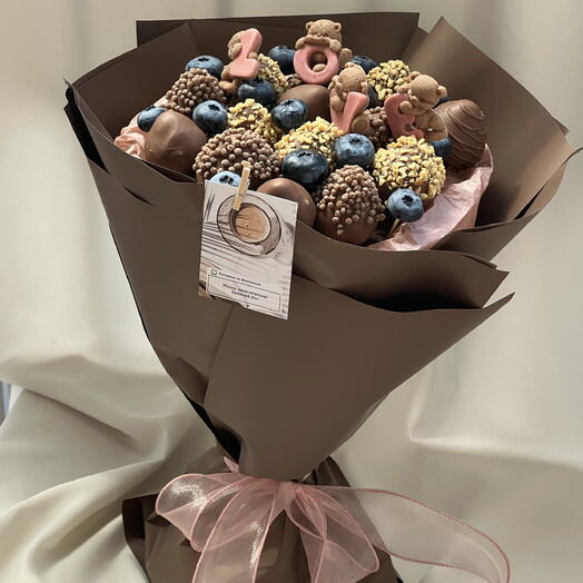 Букет из клубники в бельгийском шоколаде. Мишка love