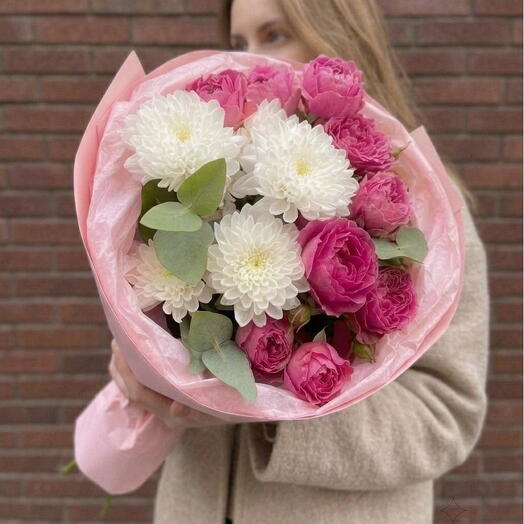 Букет из кустовой розы Мисти Баблс, хризантемы и эвкалипта🌹