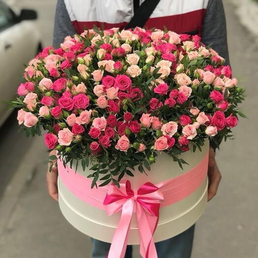 Микс кустовых роз в шляпной коробке