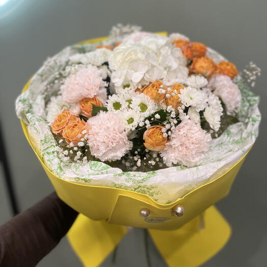 Букет с гортензией, сантини и кустовыми розами