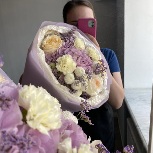 Букет из гортензии , розы , хризантемы и лимониума