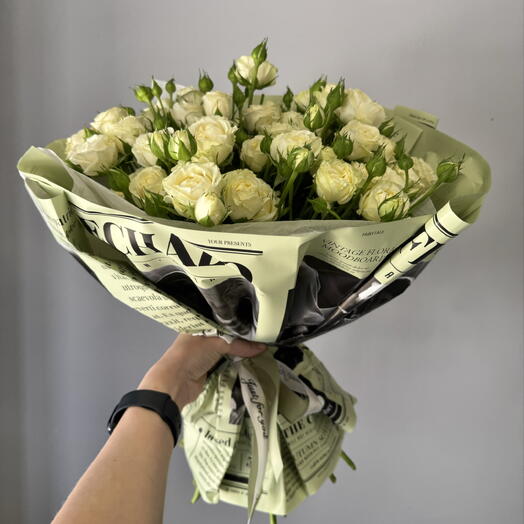 Букет из белых кустовых роз
