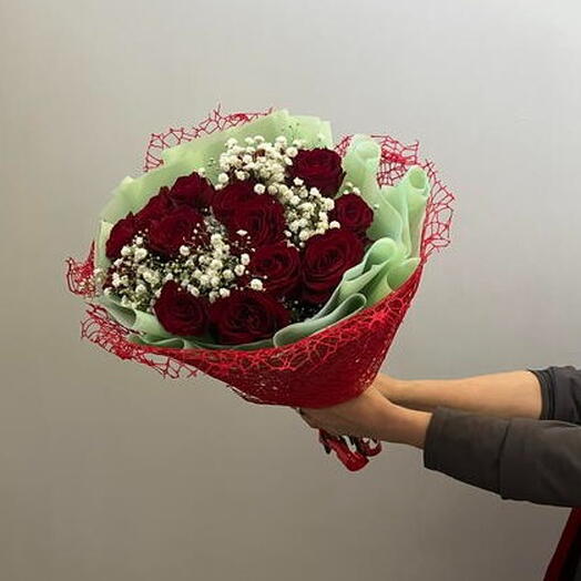 Алый акцент ️ - букет из 15 бордовых кенийских роз с гипсофилой