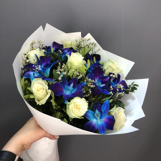 Букет с белыми розами и космическими орхидеями🌺