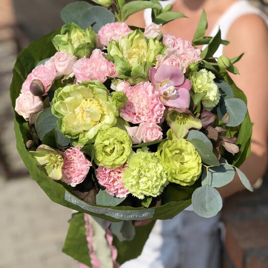 Летний яркий букет с розой Вегги, диантусами, хелеборусом и орхидеей🌸