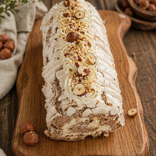 Меренговый рулет с фундуком