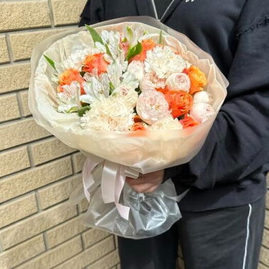 Букет с пионовидными розами, альстромерией, диантусами