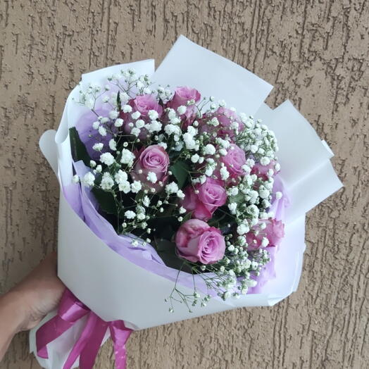 Букет из роз и гипсофилы