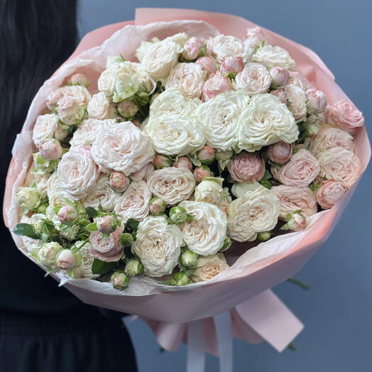 Букет из 9 персиковых кустовых роз, пион