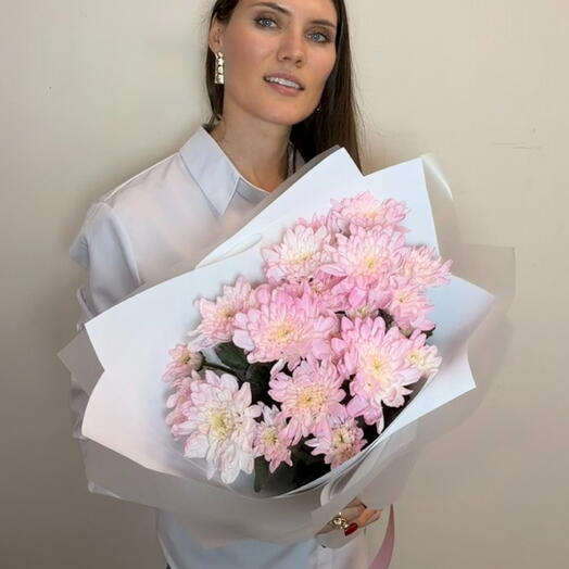 Букет из 3 розовых хризантем в белой упаковке💕