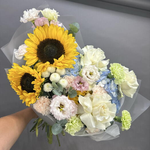 Летний букет с подсолнухами и махровой эустомой 🌻(7992)