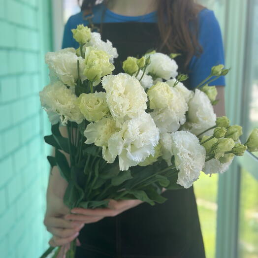 9 белых эустом под ленту