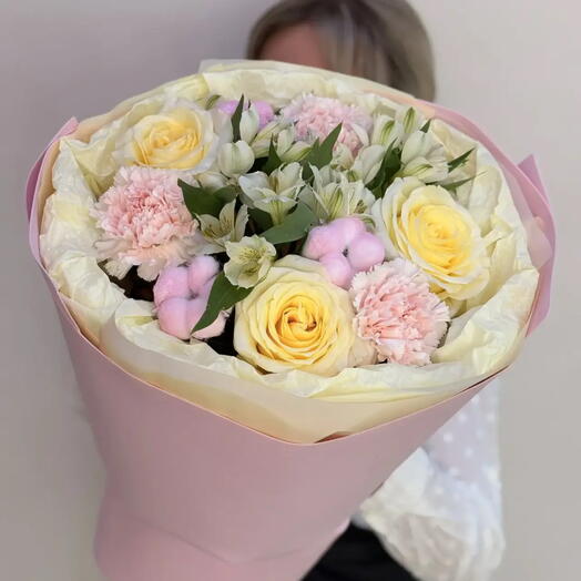 Розовый букет с премиальными розами, альстромериями, диантусами, розовым хлопком