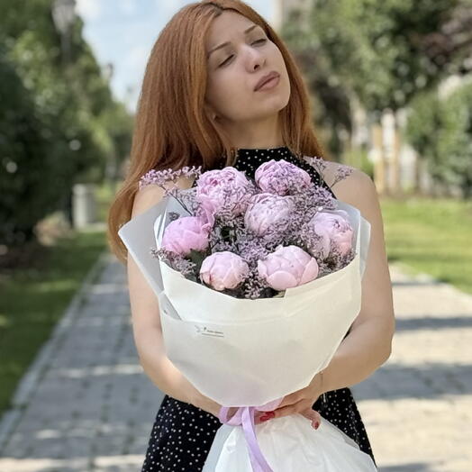 Дуо букет с пионами и лимониум