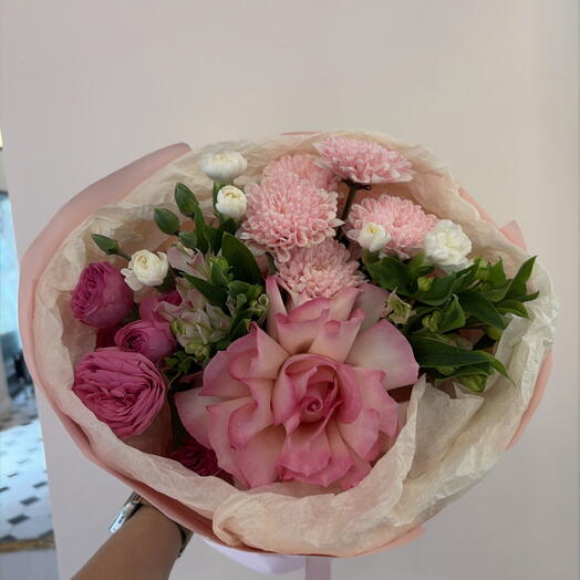Нежный дофаминовый букет-комплимент с пионовидной розой 💕