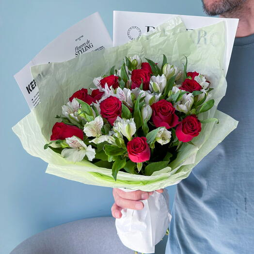 Букет из 11 красных роз Кения с альстромерией «Страсть и нежность» 🌹 41259