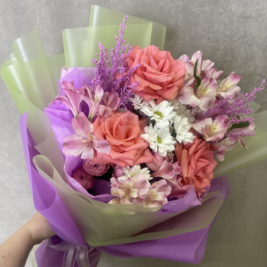 Букет с коралловыми розами