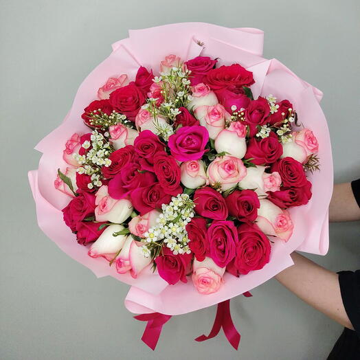 Микс с малиновыми розами - 51 шт