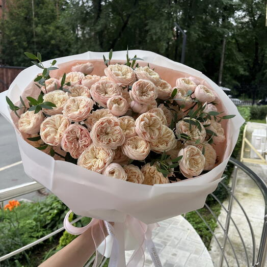 Букет садовых пионовидных кустовых роз