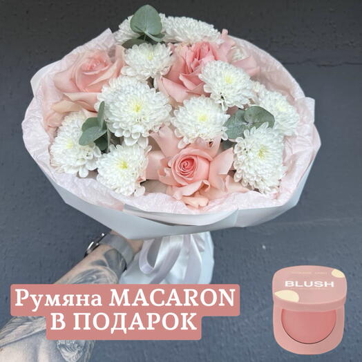 Нежный букет с французскими розами и хризантемой - Романтика + подарок от
Vivienne Sabo - румяна MACARON
