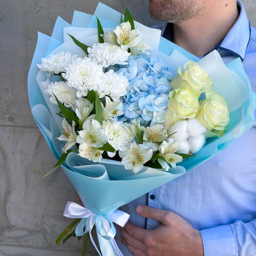 Нежный букет из гортензии и роз Arenaflowers Сапфир mini