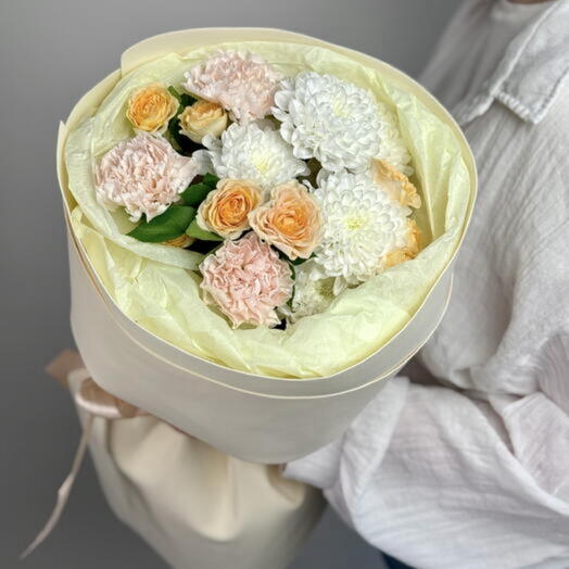 Поразительный букет из кустовой розы, диантусов и хризантем